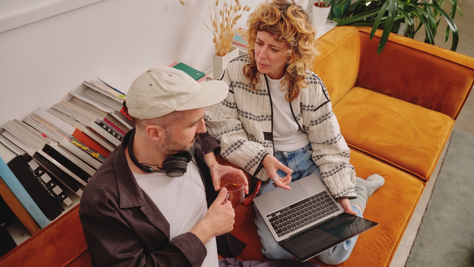 Zwei Selbständige erledigen die Buchhaltung am Laptop mit TreuFlow