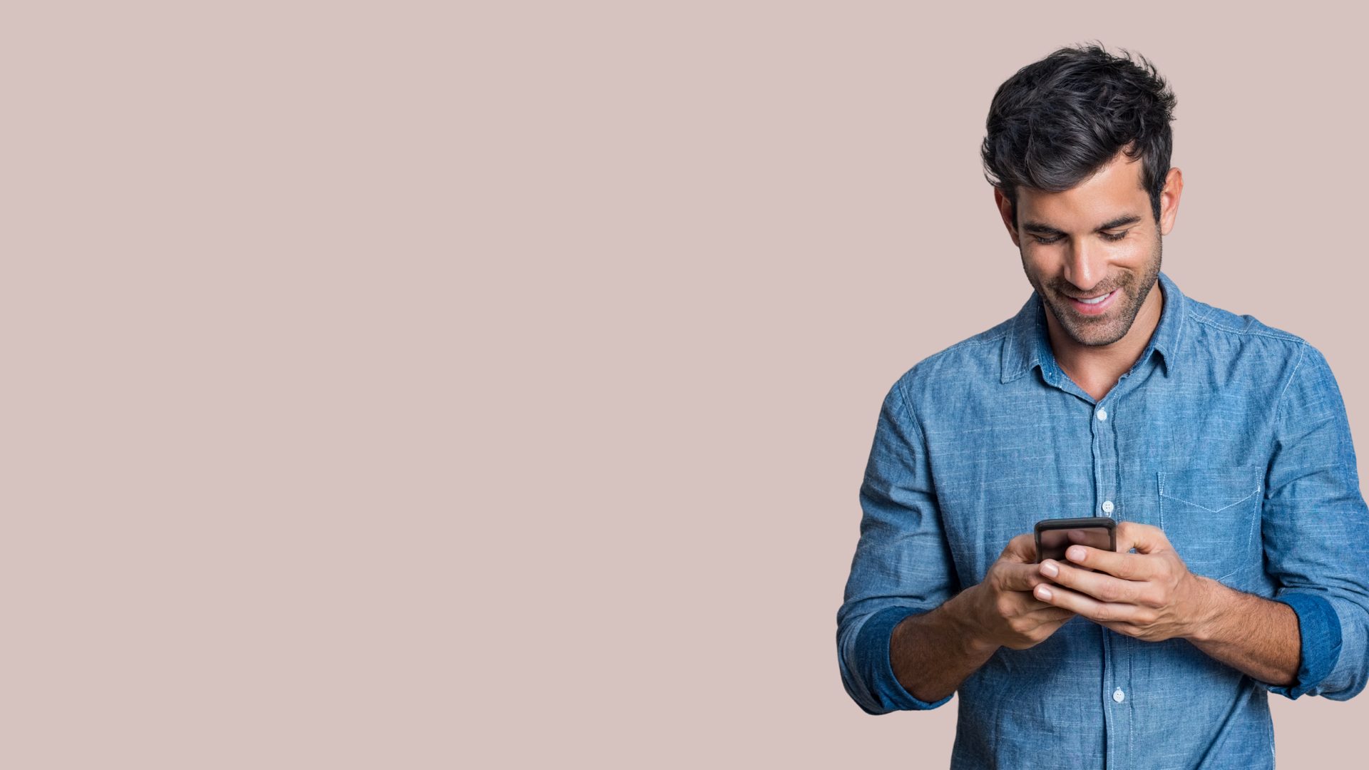 Junger Treuhänder am Smartphone